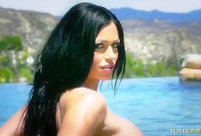 Aryana Augustine – Hosing Down Her Titties